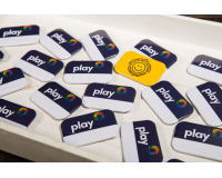 Κονκάρδες Play ΟΠΑΠ