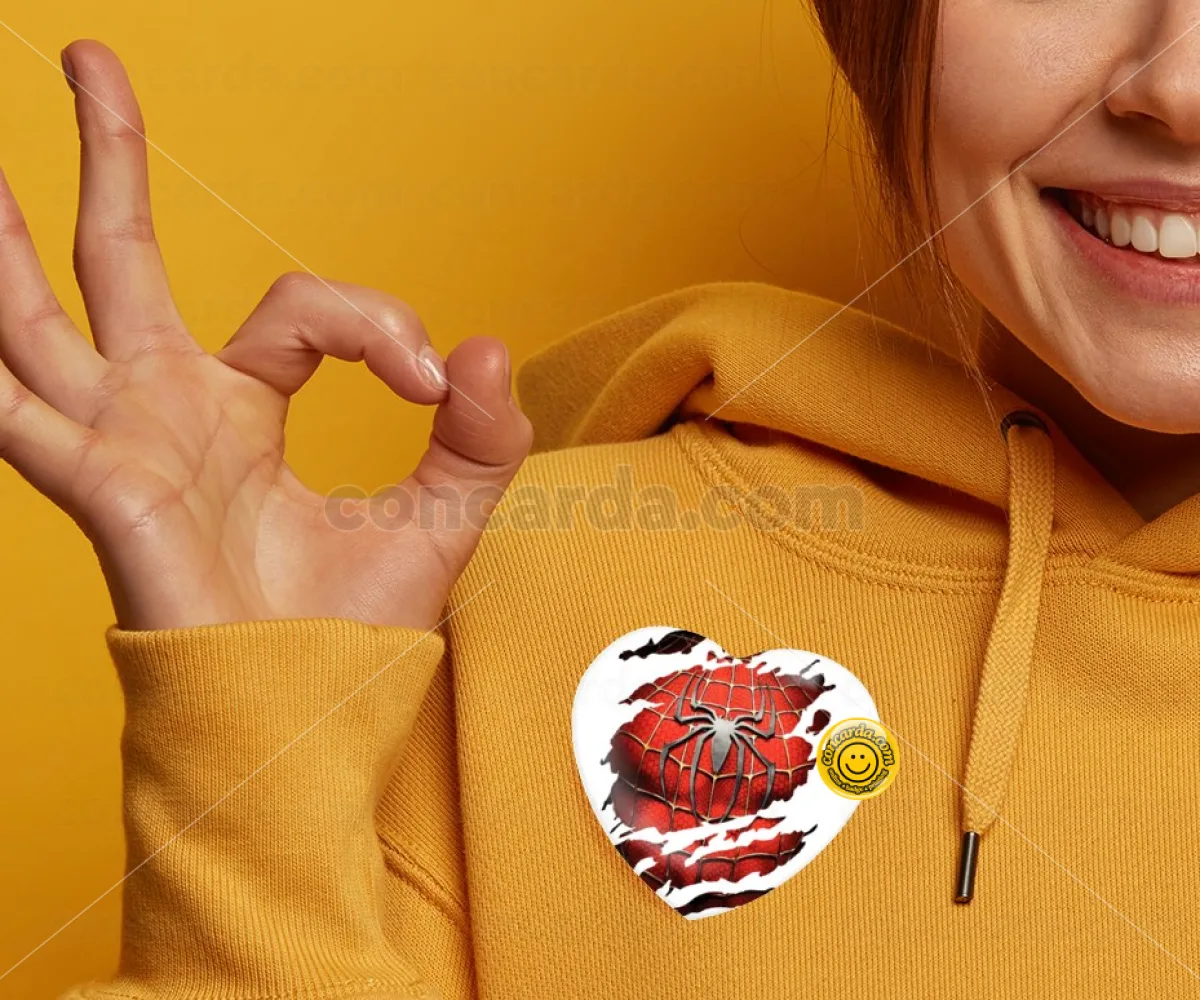 Spiderman cracked — Κονκάρδα Καρδιά 57mm
