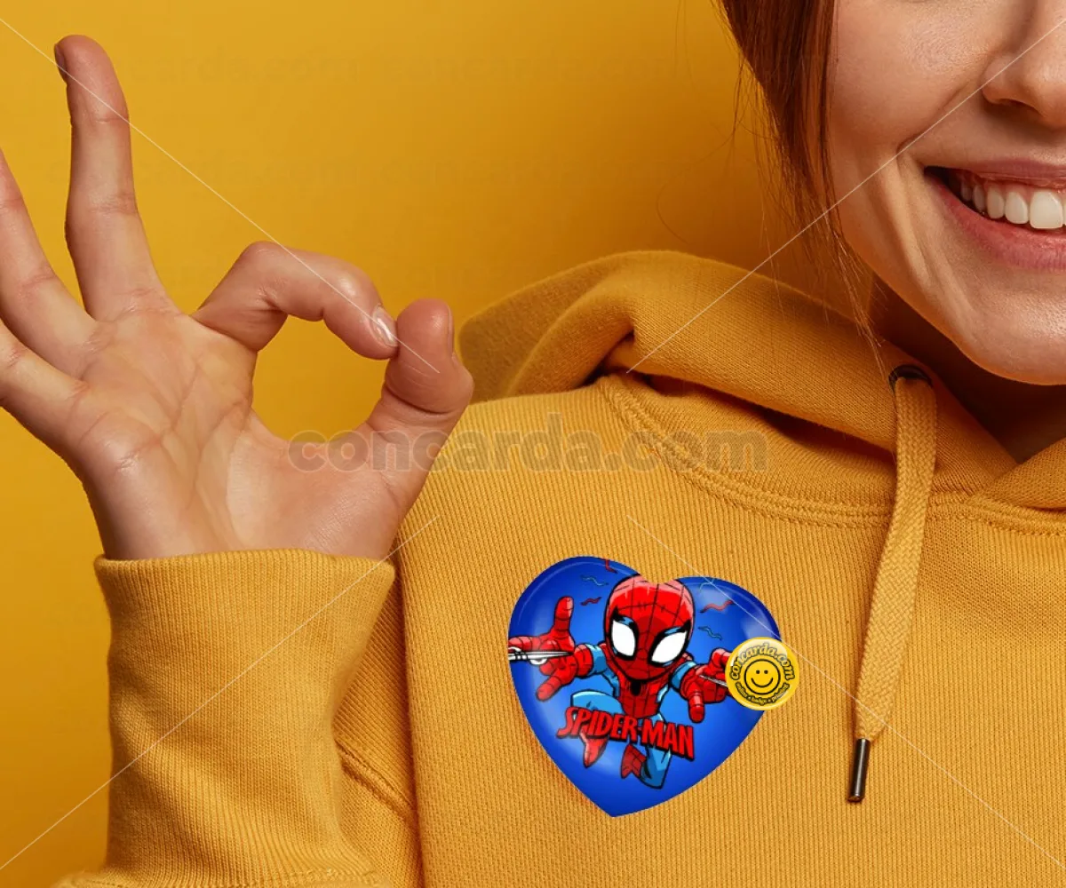 Spiderman flying — Κονκάρδα Καρδιά 57mm