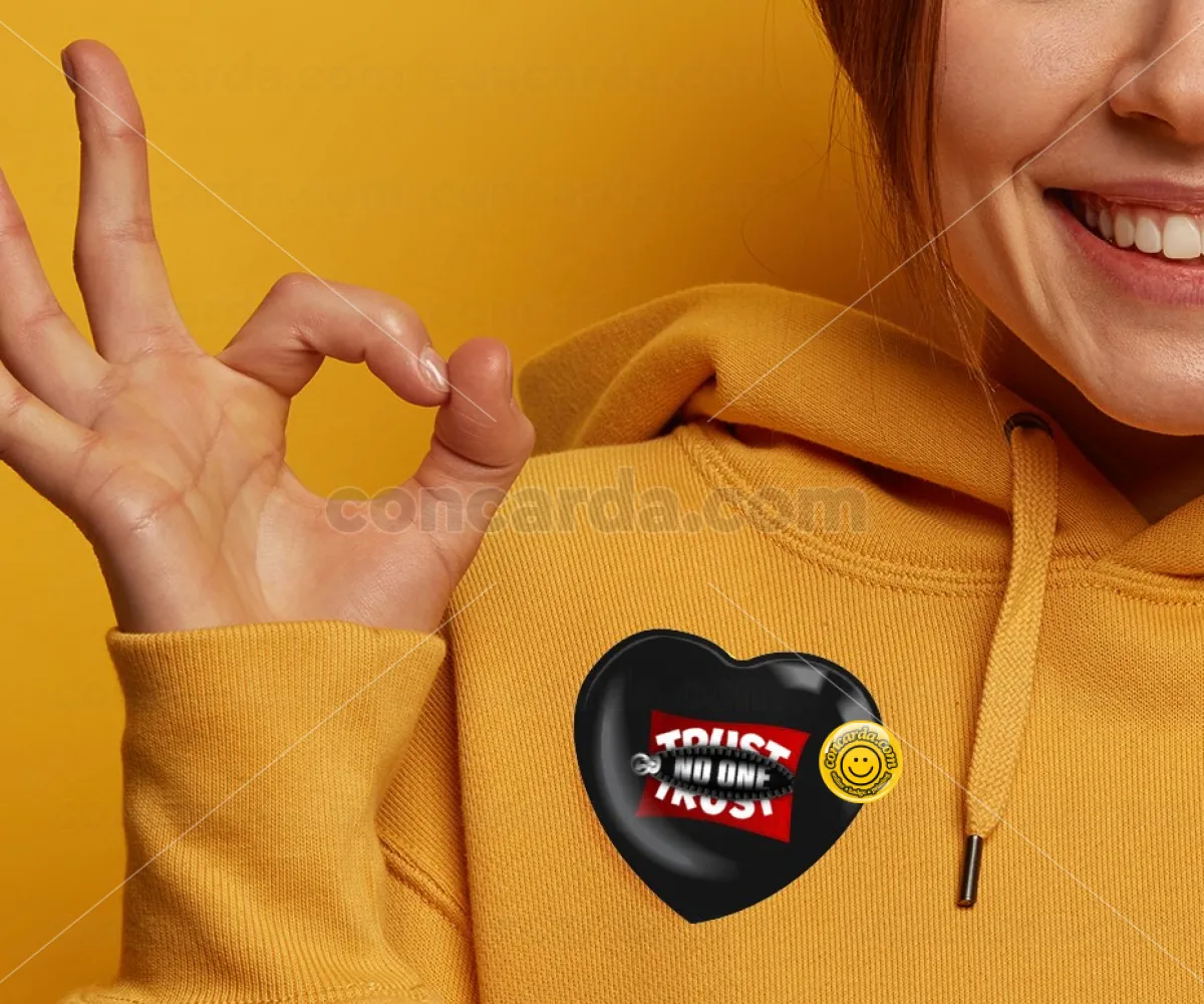 Trust no one... (zipper) — Κονκάρδα Καρδιά 57mm